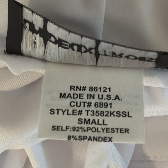 NWT Un Deax Trois Women’s White Halter Top Cold Shoulder T-Shirt Size Small - Picture 5 of 6